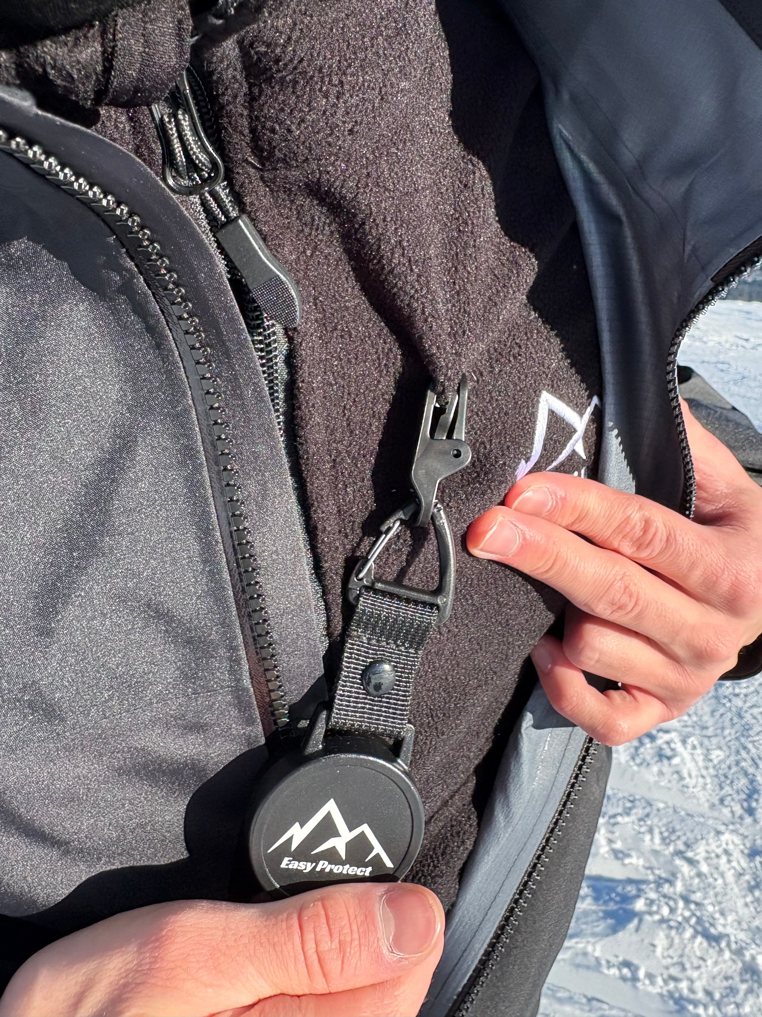 Easy Protect Smartphone Sicherung mit Clip sicher an einer Jacke befestigt.