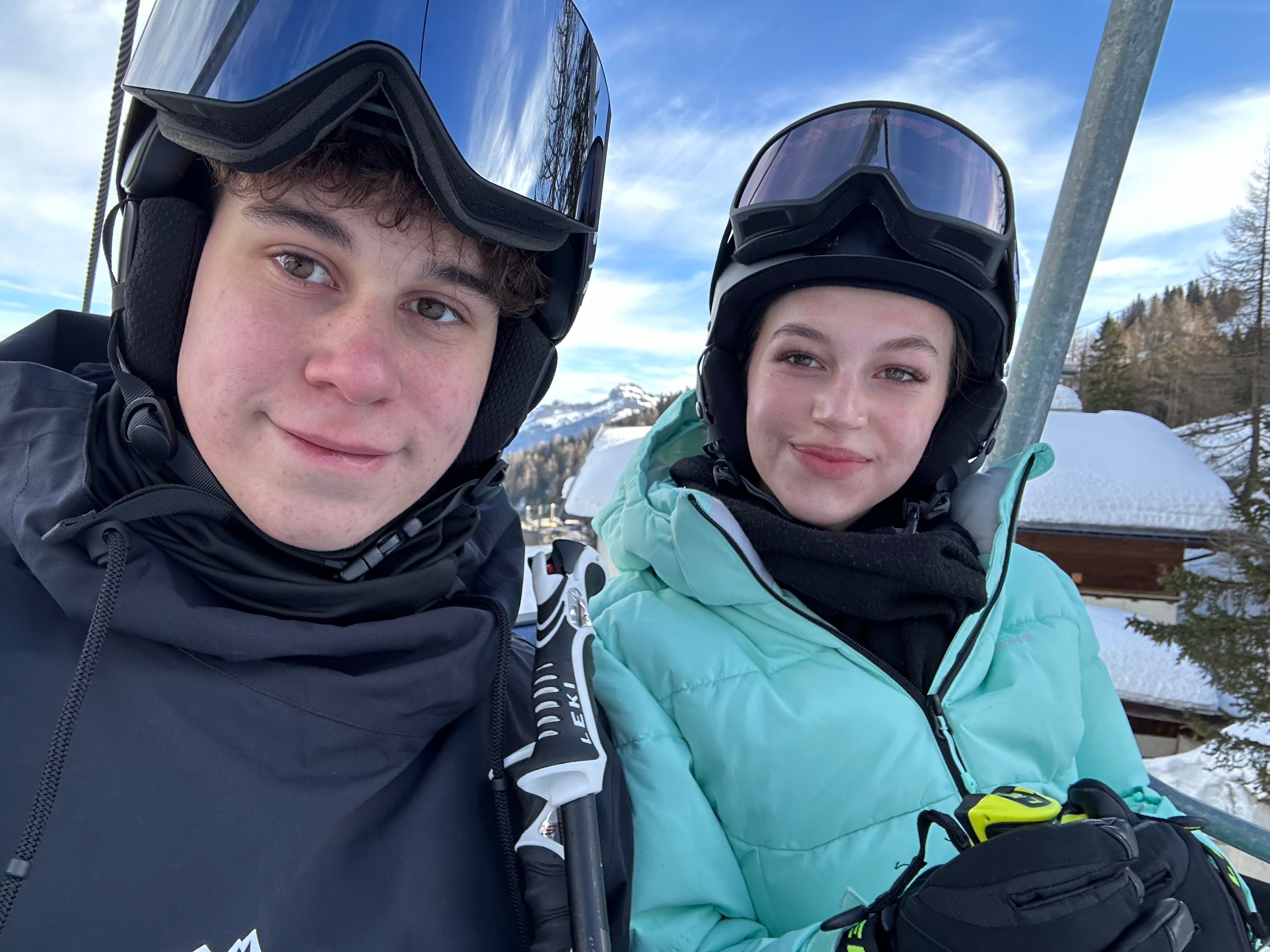 Zwei Freunde beim Skifahren in den Bergen, wo die Idee für die Easy Protect Smartphone Sicherung entstand, nachdem ein Handy heruntergefallen ist.