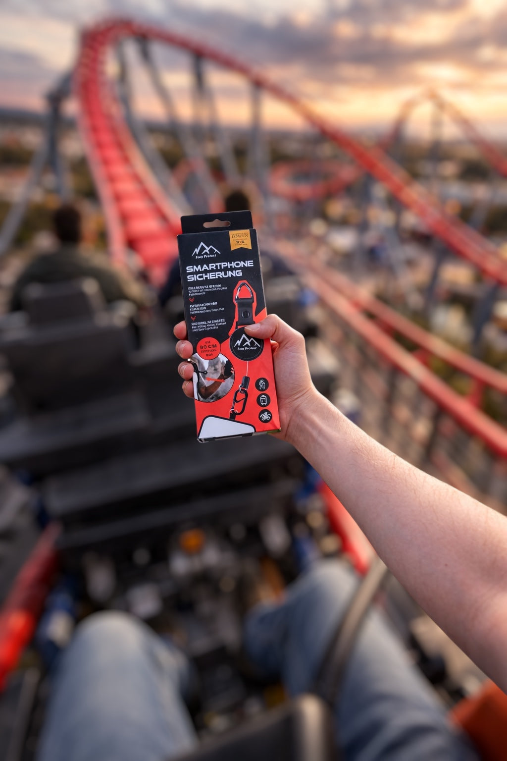Easy Protect Smartphone Sicherung wird in einem Freizeitpark verwendet, um das Handy sicher zu halten.