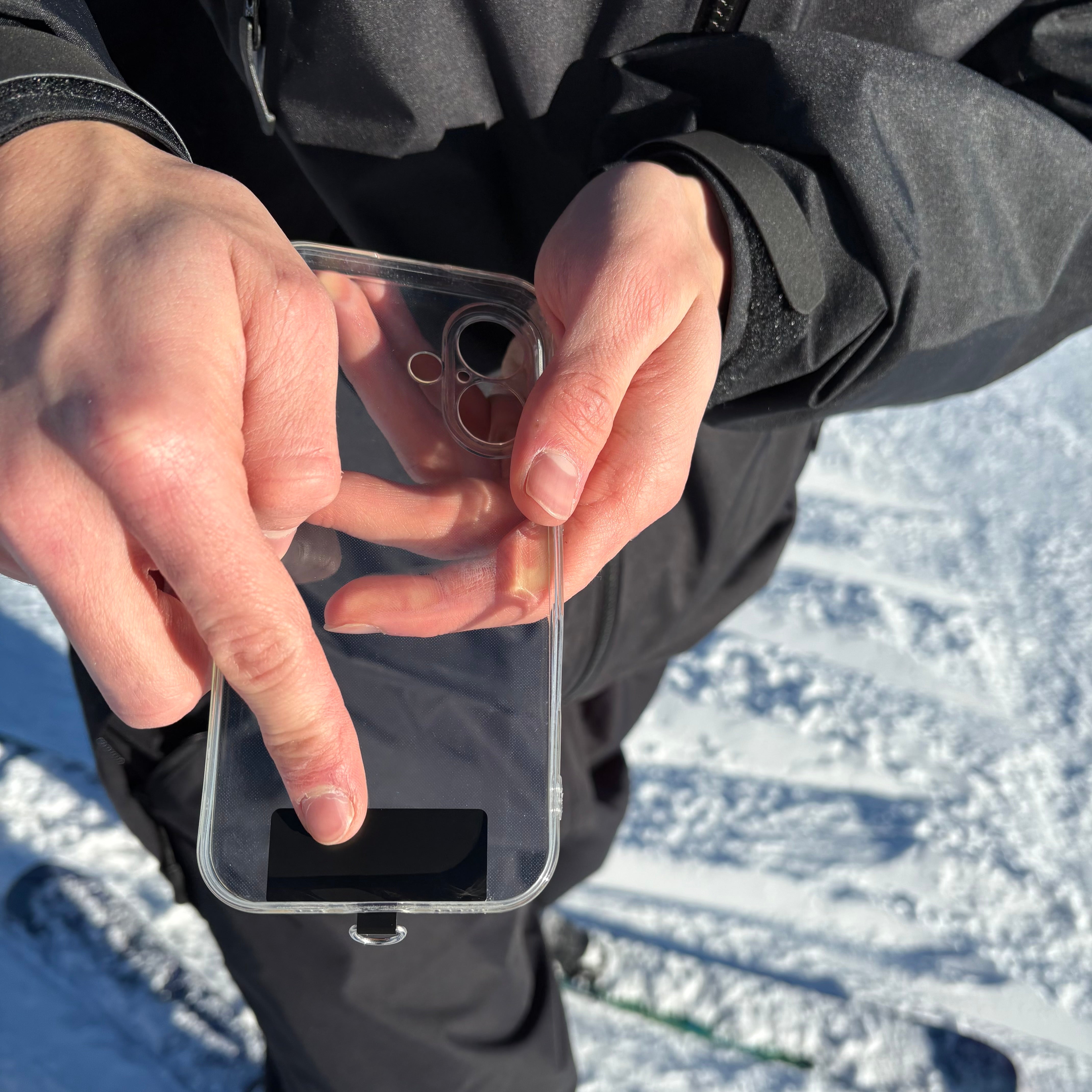 Universal Platte der Easy Protect Smartphone Sicherung wird in eine Handyhülle eingelegt.