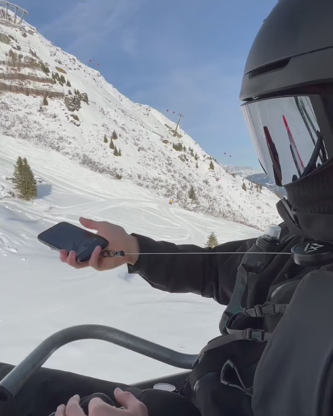 Load video: Peak Protect Handysicherung beim Skifahren im Winter mit sicher befestigtem Smartphone
