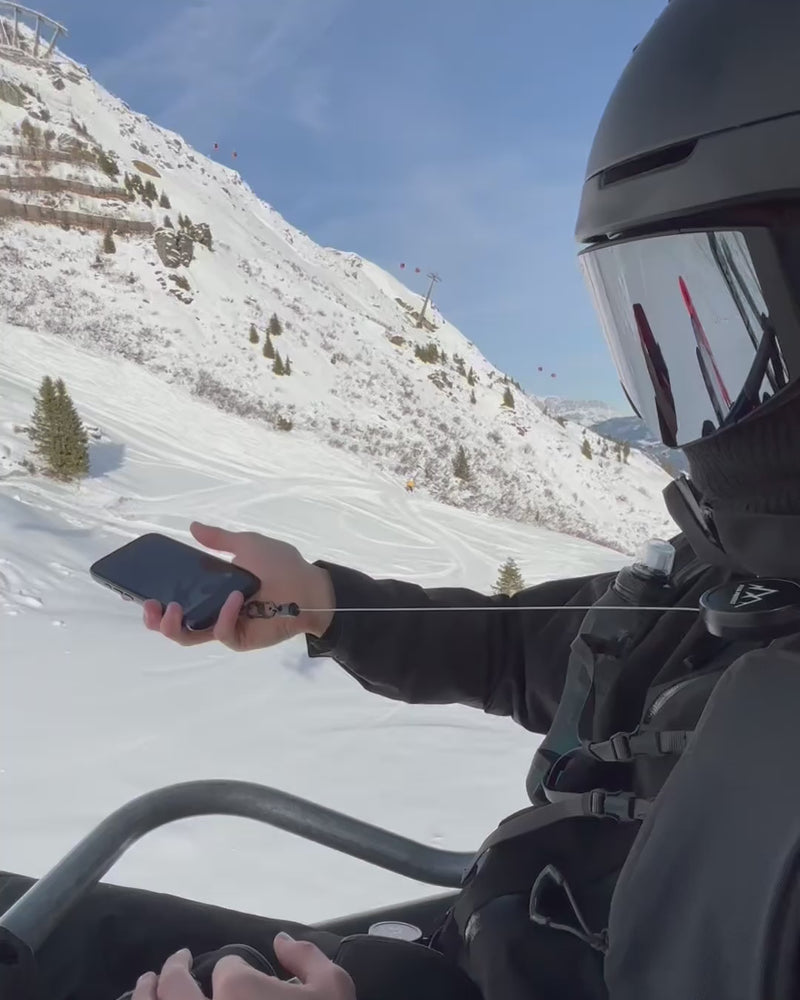 Peak Protect Handysicherung beim Skifahren im Winter mit sicher befestigtem Smartphone