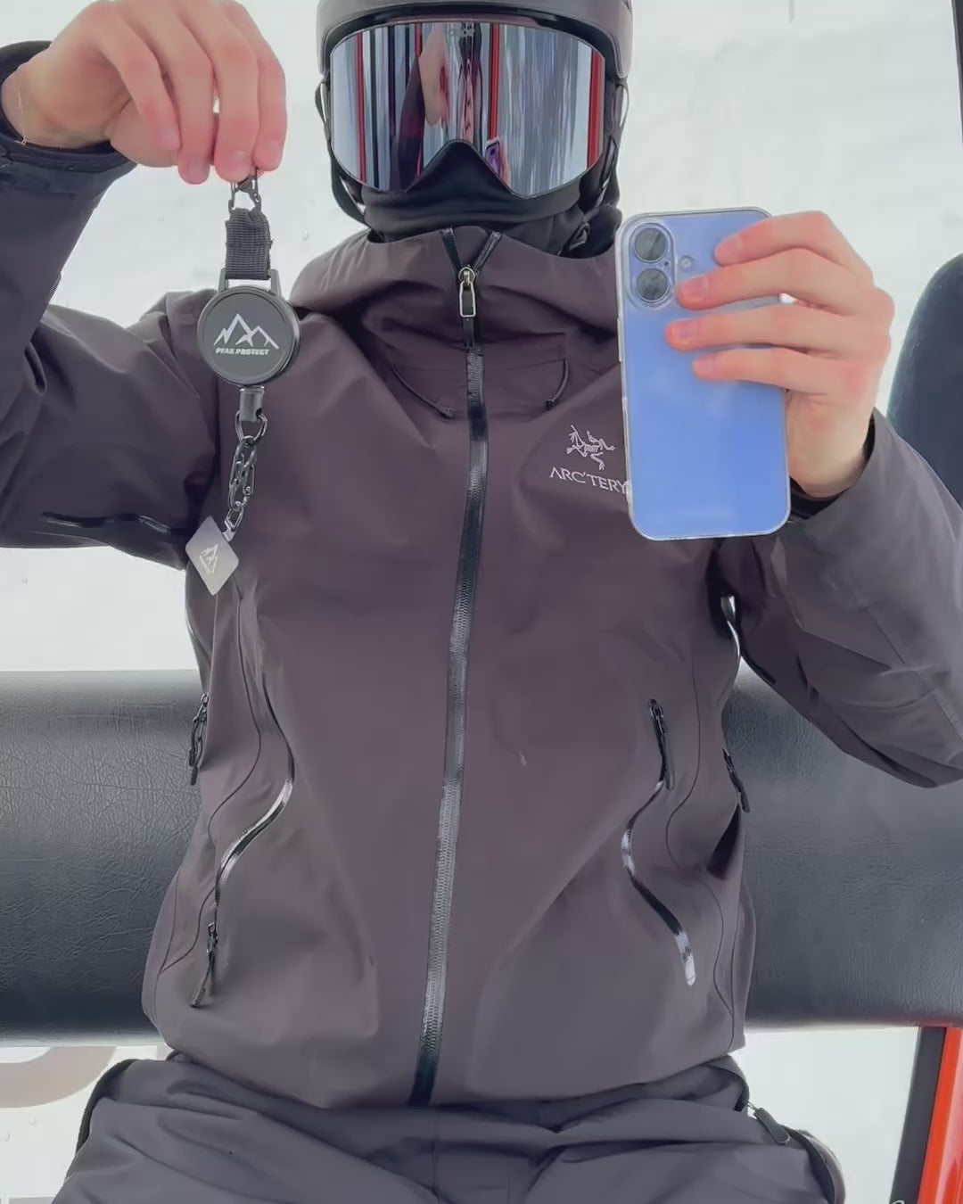 Load video: Handy fällt beim Skifahren nicht mehr herunter dank Peak Protect Sicherheitsseil.